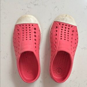 Native Kids Water Shoes - Coral and White